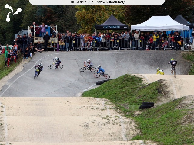 Coupe des Lacs 2014 de BMX, manche de Cran-Gevrier - le dim. 12 octobre 2014, 2e manche de la Coupe des Lacs, compétition franco-suisse de BMX Race. — « Coupe des Lacs 2014 de BMX, 2e manche à Cran-Gevrier » — 2e manche de la Coupe des Lacs 2014 sur la piste de bicross de Cran-Gevrier. — mots associés : bmx, coupe des lacs