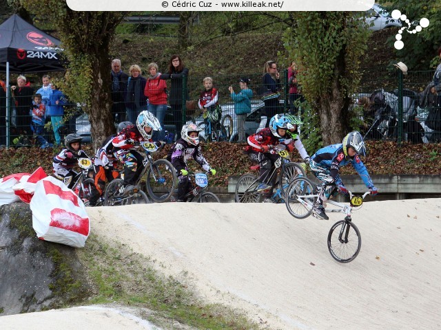 Coupe des Lacs 2014 de BMX, manche de Cran-Gevrier - le dim. 12 octobre 2014, 2e manche de la Coupe des Lacs, compétition franco-suisse de BMX Race. — « Coupe des Lacs 2014 de BMX, 2e manche à Cran-Gevrier » — 2e manche de la Coupe des Lacs 2014 sur la piste de bicross de Cran-Gevrier. — mots associés : bmx, coupe des lacs