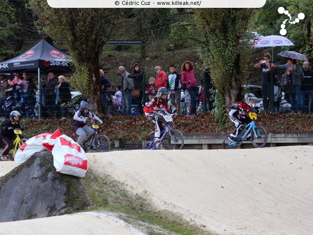 Coupe des Lacs 2014 de BMX, manche de Cran-Gevrier - le dim. 12 octobre 2014, 2e manche de la Coupe des Lacs, compétition franco-suisse de BMX Race. — « Coupe des Lacs 2014 de BMX, 2e manche à Cran-Gevrier » — 2e manche de la Coupe des Lacs 2014 sur la piste de bicross de Cran-Gevrier. — mots associés : bmx, coupe des lacs