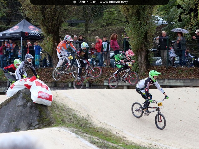 Coupe des Lacs 2014 de BMX, manche de Cran-Gevrier - le dim. 12 octobre 2014, 2e manche de la Coupe des Lacs, compétition franco-suisse de BMX Race. — « Coupe des Lacs 2014 de BMX, 2e manche à Cran-Gevrier » — 2e manche de la Coupe des Lacs 2014 sur la piste de bicross de Cran-Gevrier. — mots associés : bmx, coupe des lacs