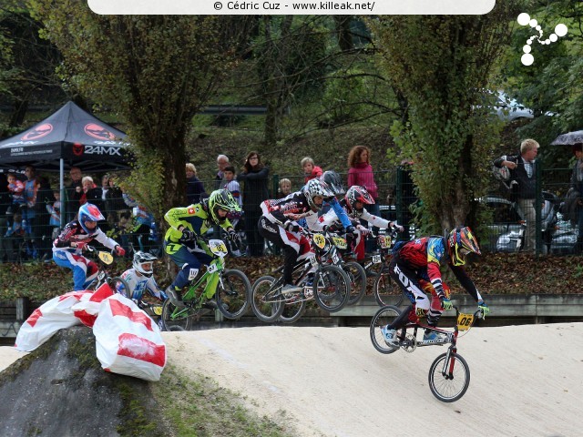 Coupe des Lacs 2014 de BMX, manche de Cran-Gevrier - le dim. 12 octobre 2014, 2e manche de la Coupe des Lacs, compétition franco-suisse de BMX Race. — « Coupe des Lacs 2014 de BMX, 2e manche à Cran-Gevrier » — 2e manche de la Coupe des Lacs 2014 sur la piste de bicross de Cran-Gevrier. — mots associés : bmx, coupe des lacs