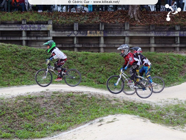 Coupe des Lacs 2014 de BMX, manche de Cran-Gevrier - le dim. 12 octobre 2014, 2e manche de la Coupe des Lacs, compétition franco-suisse de BMX Race. — « Coupe des Lacs 2014 de BMX, 2e manche à Cran-Gevrier » — 2e manche de la Coupe des Lacs 2014 sur la piste de bicross de Cran-Gevrier. — mots associés : bmx, coupe des lacs