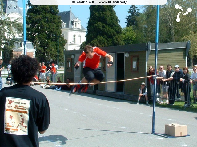 Coupe de France et Open International de Roller Acrobatique - les sam. 15 et dim. 16 mai 2004, Annecy - le Pâquier. – L'Annécien Julien Badard... – « Julien Badard - Coupe de France et Open International de Roller Acrobatique » –