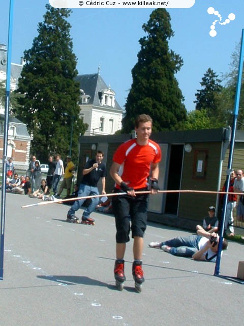 Coupe de France et Open International de Roller Acrobatique - les sam. 15 et dim. 16 mai 2004, Annecy - le Pâquier. – Aïe, après la hauteur de 1,30 m, cela commencait à devenir dur...Ben non, le représentant d'Annecy n'a pas réussi à accéder au top 3... – « Julien Badard - Coupe de France et Open International de Roller Acrobatique » –