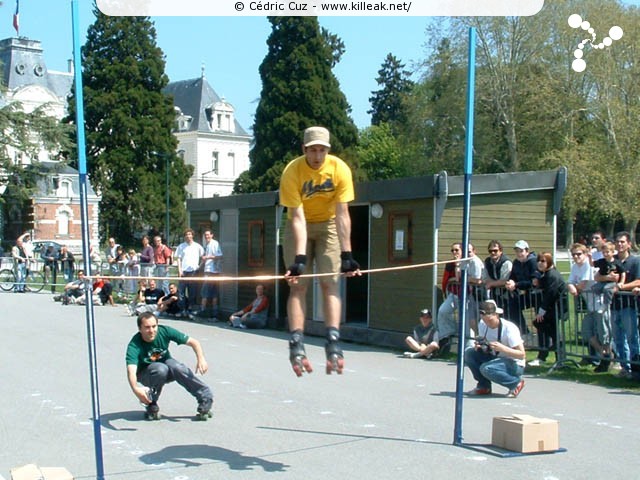 Coupe de France et Open International de Roller Acrobatique - les sam. 15 et dim. 16 mai 2004, Annecy - le Pâquier. – ... même les meilleurs ont parfois quelques ratés... – « Hakim Naït Chalal - Coupe de France et Open International de Roller Acrobatique » –