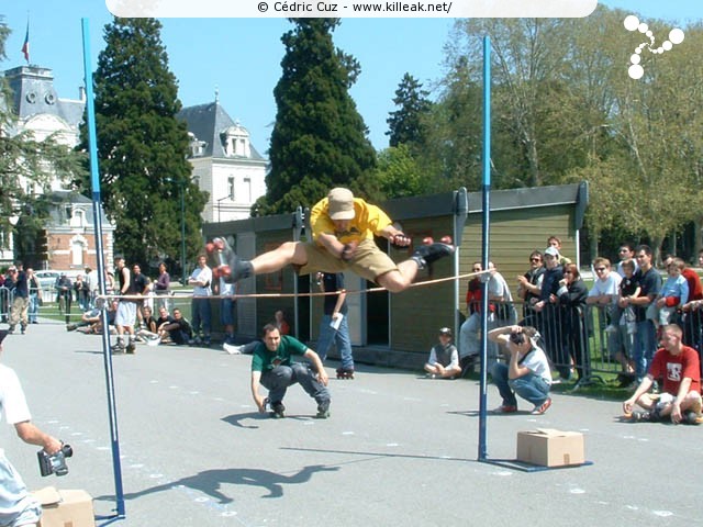 Coupe de France et Open International de Roller Acrobatique - les sam. 15 et dim. 16 mai 2004, Annecy - le Pâquier. – Hakim Naït Chalal et son saut à 1,50 m. – « Hakim Naït Chalal - Coupe de France et Open International de Roller Acrobatique » –