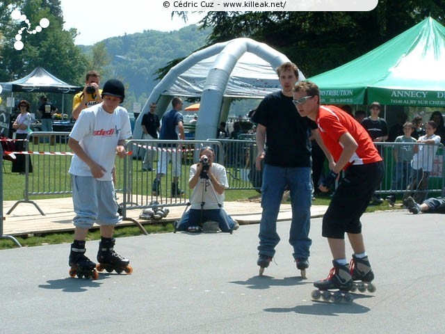 Coupe de France et Open International de Roller Acrobatique - les sam. 15 et dim. 16 mai 2004, Annecy - le Pâquier. – Duel entre Annecy et Sedan dans la catégorie junior, représentées par Julien Badard et Loïc Charlier. Victoire du second en 6''06°... – « Coupe de France et Open International de Roller Acrobatique » –