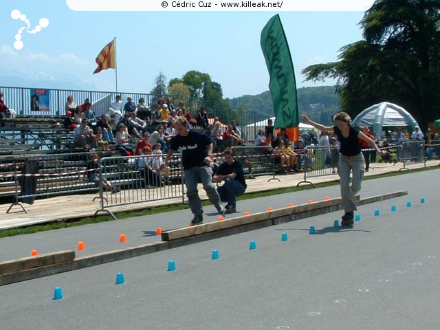 Coupe de France et Open International de Roller Acrobatique - les sam. 15 et dim. 16 mai 2004, Annecy - le Pâquier. – Duel fraternel ;-)Si je me fie à la liste des inscrits trouvée sur le Net, il s'agit de Fanny et Martin Violeau. – « Coupe de France et Open International de Roller Acrobatique » –
