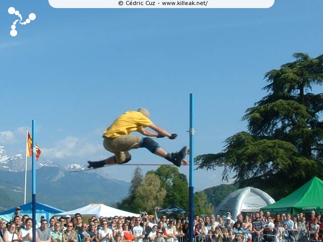 Coupe de France et Open International de Roller Acrobatique - les sam. 15 et dim. 16 mai 2004, Annecy - le Pâquier. – Malgré tous ces efforts et les encouragements du public, Hakim n'a pas réussi à franchir les 2,75 m, il n'a donc pas battu le record du monde :(( (qui est donc toujours de 2,73 m) – « Hakim Naït Chalal - Coupe de France et Open International de Roller Acrobatique » –
