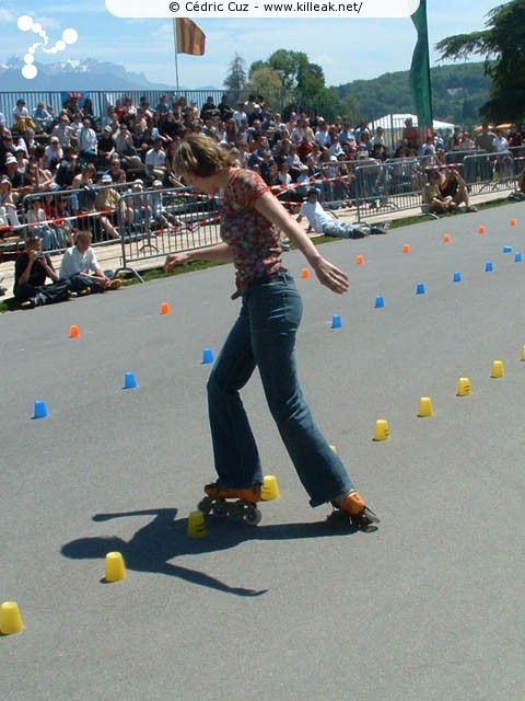 Coupe de France et Open International de Roller Acrobatique - les sam. 15 et dim. 16 mai 2004, Annecy - le Pâquier. – Les dames n'étaient pas en reste, mais je n'ai pas réussi beaucoup de photos d'elles en action :'( – « Coupe de France et Open International de Roller Acrobatique » –