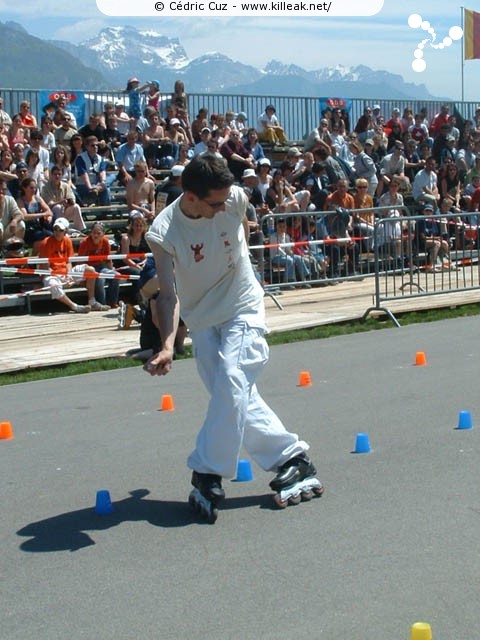 Coupe de France et Open International de Roller Acrobatique - les sam. 15 et dim. 16 mai 2004, Annecy - le Pâquier. – Antoine Bertrand, dont la montre s'est décrochée pendant qu'il effectuait son premier passage (^_^) – « Coupe de France et Open International de Roller Acrobatique » –