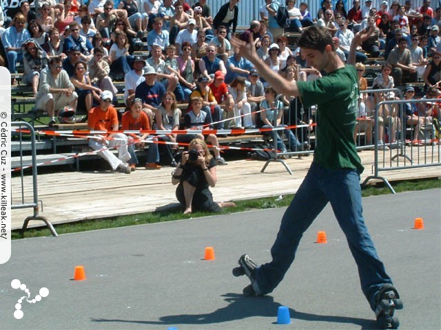 Coupe de France et Open International de Roller Acrobatique - les sam. 15 et dim. 16 mai 2004, Annecy - le Pâquier. – Franck Volpei, non content d'être un bon slalomeur, savait y faire pour chauffer le public Annécien, pourtant pas très énergique de nature... – « Coupe de France et Open International de Roller Acrobatique » –