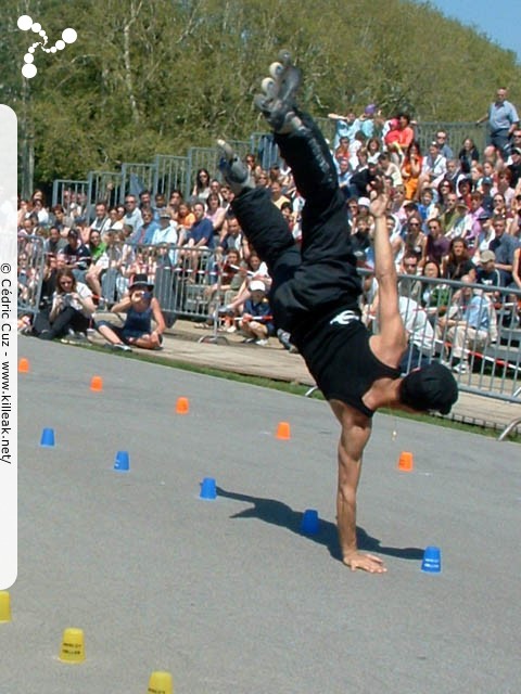 Coupe de France et Open International de Roller Acrobatique - les sam. 15 et dim. 16 mai 2004, Annecy - le Pâquier. – ...tandis que Vinc' Vu Van Kha a fait son show, et ça a payé, tant au niveau du jury que du public. – « Coupe de France et Open International de Roller Acrobatique » –