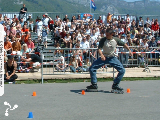 Coupe de France et Open International de Roller Acrobatique - les sam. 15 et dim. 16 mai 2004, Annecy - le Pâquier. – Skali en "aigle royal". – « Coupe de France et Open International de Roller Acrobatique » –