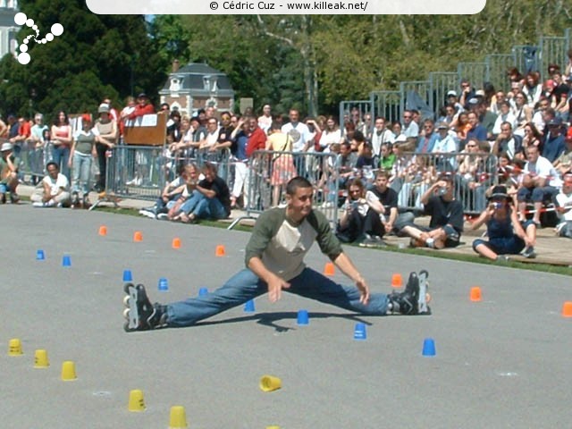 Coupe de France et Open International de Roller Acrobatique - les sam. 15 et dim. 16 mai 2004, Annecy - le Pâquier. – Guillaume "Skali" est d'une souplesse incroyable (!). – « Coupe de France et Open International de Roller Acrobatique » –