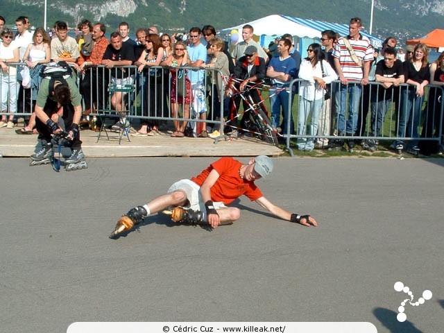 Coupe de France et Open International de Roller Acrobatique - les sam. 15 et dim. 16 mai 2004, Annecy - le Pâquier. – ... mais qui finit en paillasson, càd par terre ;-) – « Coupe de France et Open International de Roller Acrobatique » –