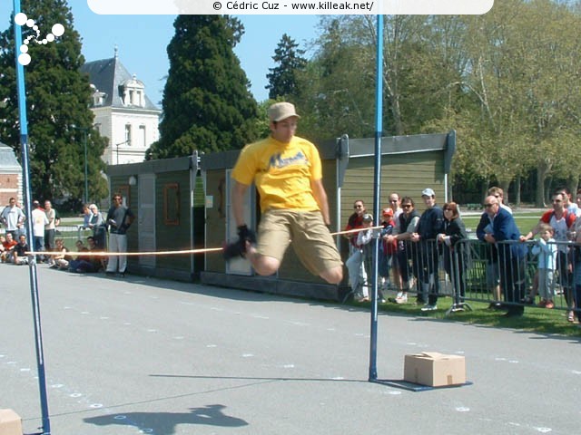 Coupe de France et Open International de Roller Acrobatique - les sam. 15 et dim. 16 mai 2004, Annecy - le Pâquier. – Hakim en "sac à dos". – « Hakim Naït Chalal - Coupe de France et Open International de Roller Acrobatique » –