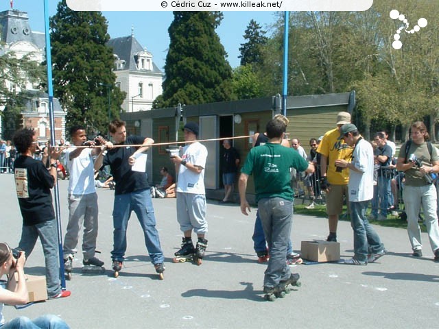 Coupe de France et Open International de Roller Acrobatique - les sam. 15 et dim. 16 mai 2004, Annecy - le Pâquier. – On s'affaire pour savoir à quelle hauteur mettre la barre. C'est Laurent Hesse qui choisira la hauteur de 1,53 m... – « Coupe de France et Open International de Roller Acrobatique » –