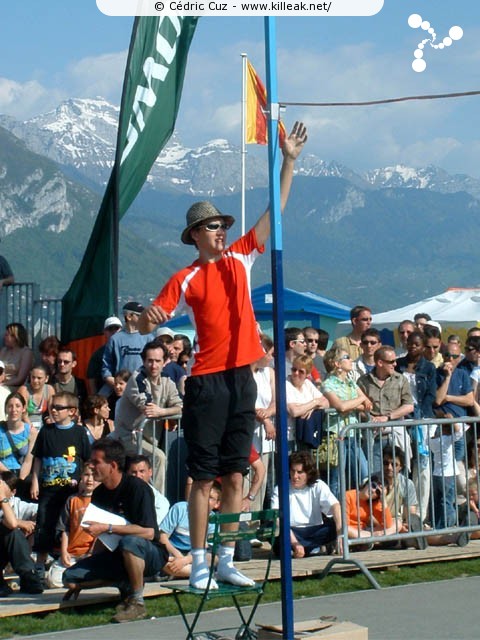 Coupe de France et Open International de Roller Acrobatique - les sam. 15 et dim. 16 mai 2004, Annecy - le Pâquier. – Pfiou ! Ca commence à faire une sacrée hauteur ! Debout sur une chaise le bras tendu, Julien Badard n'arrivait même plus à toucher la barre ! – « Coupe de France et Open International de Roller Acrobatique » –