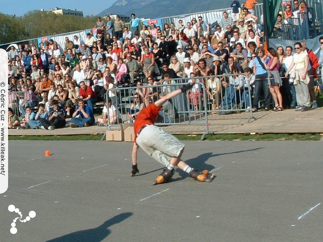 Coupe de France et Open International de Roller Acrobatique - les sam. 15 et dim. 16 mai 2004, Annecy - le Pâquier. – Notre ami Grenoblois fait une nouvelle tentative, réussie celle-ci ! – « Coupe de France et Open International de Roller Acrobatique » –
