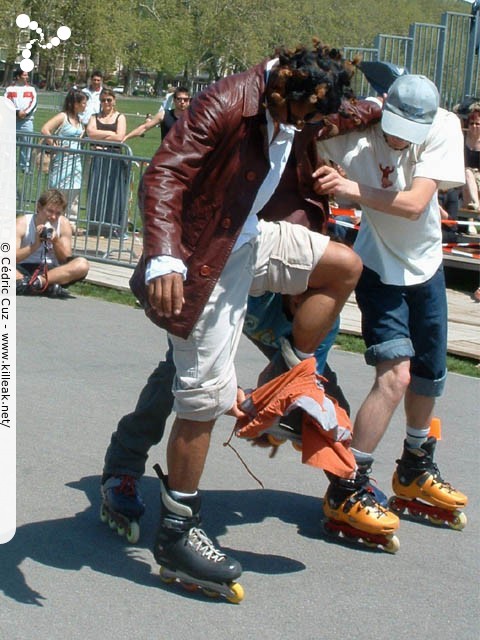 Coupe de France et Open International de Roller Acrobatique - les sam. 15 et dim. 16 mai 2004, Annecy - le Pâquier. – Un des Grenoblois nous a fait un petit show en ouverture de son premier passage, mais c'est bien la séance de strip-tease qui m'a fait le plus rire :)) – « Coupe de France et Open International de Roller Acrobatique » –