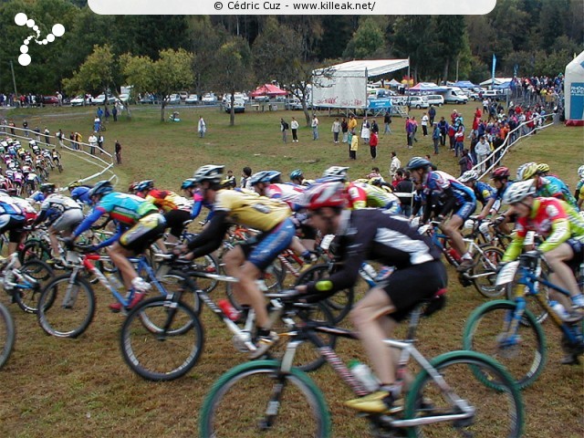 Finale de la Coupe de France 2002 de VTT Cross Country - les sam. 05 et dim. 06 octobre 2002 ; Annecy, Plateau des Puisots, Semnoz. – Et c'est parti pour 3 boucles sur le circuit du Semnoz ! – « Finale de la Coupe de France 2002 de VTT Cross Country » – mots associés : coupe de france, cross country, semnoz, vtt, xc