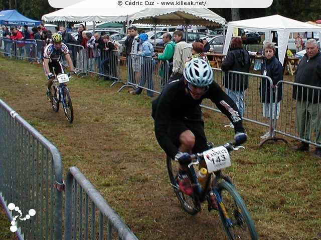 Finale de la Coupe de France 2002 de VTT Cross Country - les sam. 05 et dim. 06 octobre 2002 ; Annecy, Plateau des Puisots, Semnoz. — J'adore le look de ce VTTiste ! Complètement hors-norme, pas de cuissard / maillot, mais short et t-shirt noirs, et les lunettes en position pare-brise sur le bout du nez ! À des années-lumières du coureur habituel. Dommage, je ne sais ni qui il est, ni à quelle place il a terminé... — « Finale de la Coupe de France 2002 de VTT Cross Country » — mots associés : coupe de france, cross country, semnoz, vtt, xc