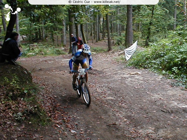 Finale de la Coupe de France 2002 de VTT Cross Country - les sam. 05 et dim. 06 octobre 2002 ; Annecy, Plateau des Puisots, Semnoz. – Le Chamoniard Cédric Ravanel, favori de l'épreuve, chouchou d'un public trèèès présent (et aussi trèèès bruyant ;-) avec cloche & corne de brume si vous voyez ce que je veut dire...) tout au long du parcours... – « Finale de la Coupe de France 2002 de VTT Cross Country » – mots associés : coupe de france, cross country, ravanel, semnoz, vtt, xc