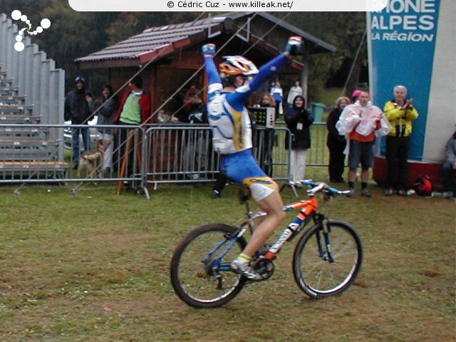 Finale de la Coupe de France 2002 de VTT Cross Country - les sam. 05 et dim. 06 octobre 2002 ; Annecy, Plateau des Puisots, Semnoz. — Non, non, je vous rassure, il y avait bien des gens pour acclamer Cédric Ravanel à son arrivée, mais ils étaient tous de ce côté ou derrière la ligne d'arrivée (en face, on avait la pluie dans le visage, c'est pour cela qu'il n'y a personne sur les gradins, rassurez-vous !). — « Finale de la Coupe de France 2002 de VTT Cross Country » — mots associés : coupe de france, cross country, ravanel, semnoz, vtt, xc