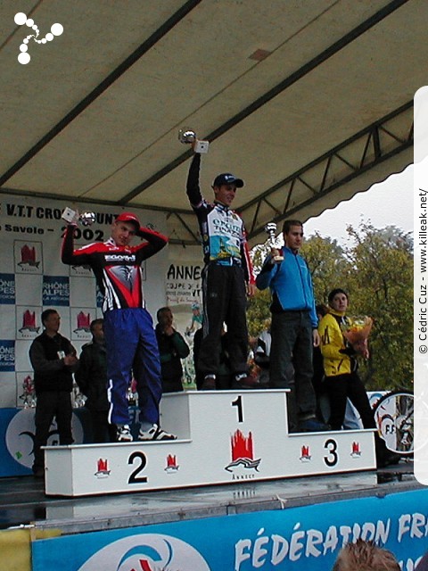 Finale de la Coupe de France 2002 de VTT Cross Country - les sam. 05 et dim. 06 octobre 2002 ; Annecy, Plateau des Puisots, Semnoz. – Julien Ruccione, Olivier Sarrazin et Mikaël Lapa. Podium de la course du jour, catégorie cadets. – « Julien Ruccione, Olivier Sarrazin et Mikaël Lapa. Podium de la course du jour, catégorie cadets » – mots associés : coupe de france, cross country, podium, semnoz, vtt, xc