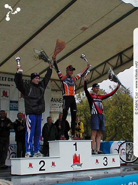 Finale de la Coupe de France 2002 de VTT Cross Country - les sam. 05 et dim. 06 octobre 2002 ; Annecy, Plateau des Puisots, Semnoz. – Valentin Girard, Nicolas Filippi et Alexandre Blain. Podium de la course du jour, catégorie espoirs. – « Valentin Girard, Nicolas Filippi et Alexandre Blain. Podium de la course du jour, catégorie espoirs » – mots associés : coupe de france, cross country, podium, semnoz, vtt, xc