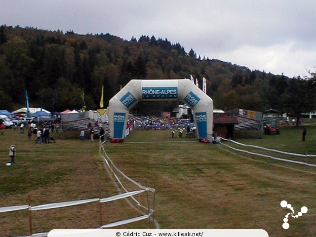 Finale de la Coupe de France 2002 de VTT Cross Country - les sam. 05 et dim. 06 octobre 2002 ; Annecy, Plateau des Puisots, Semnoz. – Mise en grille des participants, ça sent l'imminence du départ... – « Finale de la Coupe de France 2002 de VTT Cross Country » – mots associés : coupe de france, cross country, semnoz, vtt, xc