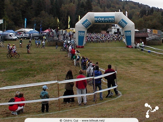 Finale de la Coupe de France 2002 de VTT Cross Country - les sam. 05 et dim. 06 octobre 2002 ; Annecy, Plateau des Puisots, Semnoz. – Départ de la course Homme, catégories master 1 et master 2, le sam. 05 à 11h00. – « Finale de la Coupe de France 2002 de VTT Cross Country » – mots associés : coupe de france, cross country, semnoz, vtt, xc