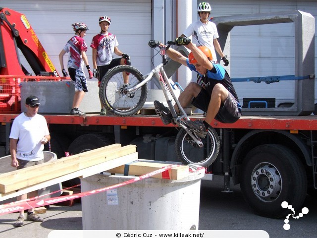 10e Trial de Cran-Gevrier // Coupe Rhône-Alpes 2011 de Vélo & VTT Trial, manche de Cran-Gevrier - le dim. 12.06.2011, Cran-Gevrier, dans la zone des Romains et en contrebas du Viaduc de Brassilly... – « Coupe Rhône-Alpes 2011 de Vélo & VTT Trial, manche de Cran-Gevrier // 10e Trial de Cran-Gevrier » – Manche de la Coupe Rhône-Alpes 2011 de Vélo & VTT Trial. – mots associés : coupe rhône-alpes, trial