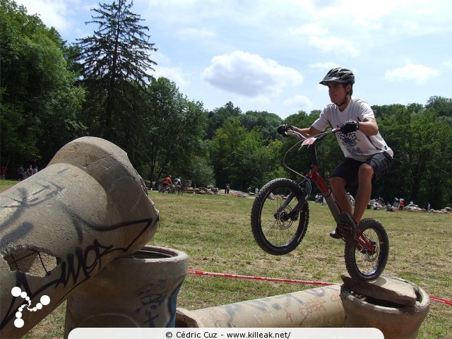 10e Trial de Cran-Gevrier // Coupe Rhône-Alpes 2011 de Vélo & VTT Trial, manche de Cran-Gevrier - le dim. 12.06.2011, Cran-Gevrier, dans la zone des Romains et en contrebas du Viaduc de Brassilly... — « Coupe Rhône-Alpes 2011 de Vélo & VTT Trial, manche de Cran-Gevrier // 10e Trial de Cran-Gevrier » — Manche de la Coupe Rhône-Alpes 2011 de Vélo & VTT Trial. — mots associés : coupe rhône-alpes, trial