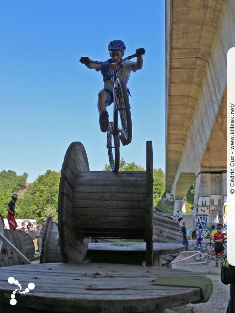 14e Trial de Cran-Gevrier // Coupe Rhône-Alpes 2015 de Vélo & VTT Trial, manche de Cran-Gevrier - le dim. 24 mai 2015, Cran-Gevrier, dans la zone des Romains et en contrebas du Viaduc de Brassilly. – « Coupe Rhône-Alpes 2015 de Vélo & VTT Trial, manche de Cran-Gevrier » – Manche de la Coupe Rhône-Alpes 2015 de Vélo & VTT Trial. – mots associés : coupe rhône-alpes, trial, vtt