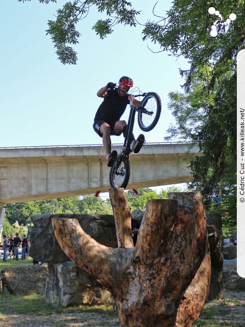 14e Trial de Cran-Gevrier // Coupe Rhône-Alpes 2015 de Vélo & VTT Trial, manche de Cran-Gevrier - le dim. 24 mai 2015, Cran-Gevrier, dans la zone des Romains et en contrebas du Viaduc de Brassilly. – « Coupe Rhône-Alpes 2015 de Vélo & VTT Trial, manche de Cran-Gevrier » – Manche de la Coupe Rhône-Alpes 2015 de Vélo & VTT Trial. – mots associés : coupe rhône-alpes, trial, vtt