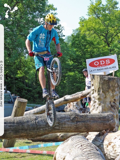 14e Trial de Cran-Gevrier // Coupe Rhône-Alpes 2015 de Vélo & VTT Trial, manche de Cran-Gevrier - le dim. 24 mai 2015, Cran-Gevrier, dans la zone des Romains et en contrebas du Viaduc de Brassilly. – « Coupe Rhône-Alpes 2015 de Vélo & VTT Trial, manche de Cran-Gevrier » – Manche de la Coupe Rhône-Alpes 2015 de Vélo & VTT Trial. – mots associés : coupe rhône-alpes, trial, vtt