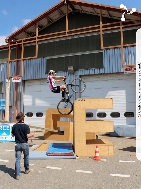14e Trial de Cran-Gevrier // Coupe Rhône-Alpes 2015 de Vélo & VTT Trial, manche de Cran-Gevrier - le dim. 24 mai 2015, Cran-Gevrier, dans la zone des Romains et en contrebas du Viaduc de Brassilly. – « Coupe Rhône-Alpes 2015 de Vélo & VTT Trial, manche de Cran-Gevrier » – Manche de la Coupe Rhône-Alpes 2015 de Vélo & VTT Trial. – mots associés : coupe rhône-alpes, trial, vtt