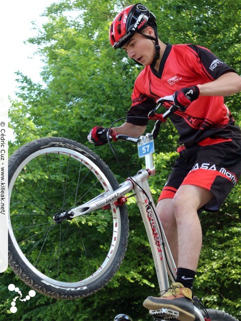 14e Trial de Cran-Gevrier // Coupe Rhône-Alpes 2015 de Vélo & VTT Trial, manche de Cran-Gevrier - le dim. 24 mai 2015, Cran-Gevrier, dans la zone des Romains et en contrebas du Viaduc de Brassilly. — « Coupe Rhône-Alpes 2015 de Vélo & VTT Trial, manche de Cran-Gevrier » — Manche de la Coupe Rhône-Alpes 2015 de Vélo & VTT Trial. — mots associés : coupe rhône-alpes, trial, vtt