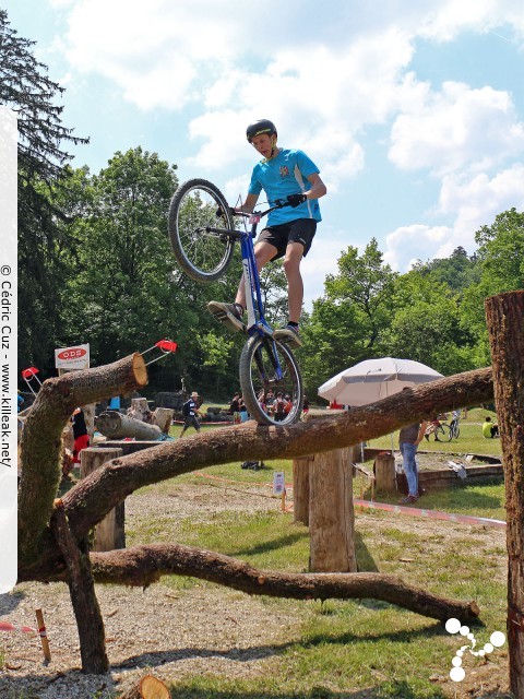 14e Trial de Cran-Gevrier // Coupe Rhône-Alpes 2015 de Vélo & VTT Trial, manche de Cran-Gevrier - le dim. 24 mai 2015, Cran-Gevrier, dans la zone des Romains et en contrebas du Viaduc de Brassilly. — « Coupe Rhône-Alpes 2015 de Vélo & VTT Trial, manche de Cran-Gevrier » — Manche de la Coupe Rhône-Alpes 2015 de Vélo & VTT Trial. — mots associés : coupe rhône-alpes, trial, vtt