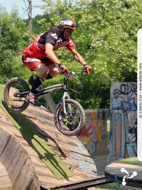 14e Trial de Cran-Gevrier // Coupe Rhône-Alpes 2015 de Vélo & VTT Trial, manche de Cran-Gevrier - le dim. 24 mai 2015, Cran-Gevrier, dans la zone des Romains et en contrebas du Viaduc de Brassilly. – « Coupe Rhône-Alpes 2015 de Vélo & VTT Trial, manche de Cran-Gevrier » – Manche de la Coupe Rhône-Alpes 2015 de Vélo & VTT Trial. – mots associés : coupe rhône-alpes, trial, vtt