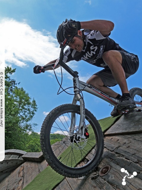 14e Trial de Cran-Gevrier // Coupe Rhône-Alpes 2015 de Vélo & VTT Trial, manche de Cran-Gevrier - le dim. 24 mai 2015, Cran-Gevrier, dans la zone des Romains et en contrebas du Viaduc de Brassilly. – « Coupe Rhône-Alpes 2015 de Vélo & VTT Trial, manche de Cran-Gevrier » – Manche de la Coupe Rhône-Alpes 2015 de Vélo & VTT Trial. – mots associés : coupe rhône-alpes, trial, vtt