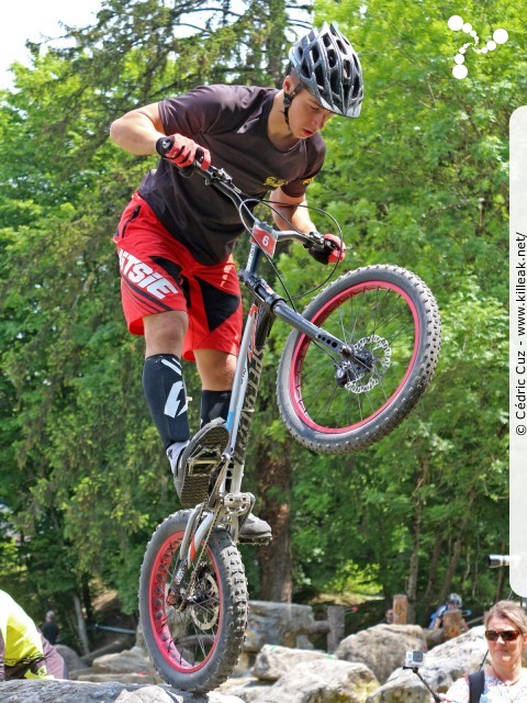 14e Trial de Cran-Gevrier // Coupe Rhône-Alpes 2015 de Vélo & VTT Trial, manche de Cran-Gevrier - le dim. 24 mai 2015, Cran-Gevrier, dans la zone des Romains et en contrebas du Viaduc de Brassilly. — « Coupe Rhône-Alpes 2015 de Vélo & VTT Trial, manche de Cran-Gevrier » — Manche de la Coupe Rhône-Alpes 2015 de Vélo & VTT Trial. — mots associés : coupe rhône-alpes, trial, vtt