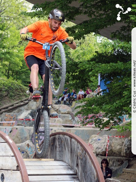 14e Trial de Cran-Gevrier // Coupe Rhône-Alpes 2015 de Vélo & VTT Trial, manche de Cran-Gevrier - le dim. 24 mai 2015, Cran-Gevrier, dans la zone des Romains et en contrebas du Viaduc de Brassilly. – « Coupe Rhône-Alpes 2015 de Vélo & VTT Trial, manche de Cran-Gevrier » – Manche de la Coupe Rhône-Alpes 2015 de Vélo & VTT Trial. – mots associés : coupe rhône-alpes, trial, vtt