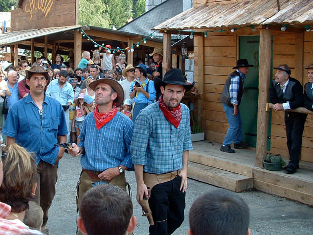 Fête western à 'Évires City', édition 2004 - le sam. 24 en soirée et le dim. 25 juillet 2004 ; Évires, Hte-Savoie. — « Fête western à 'Évires City', édition 2004 » —