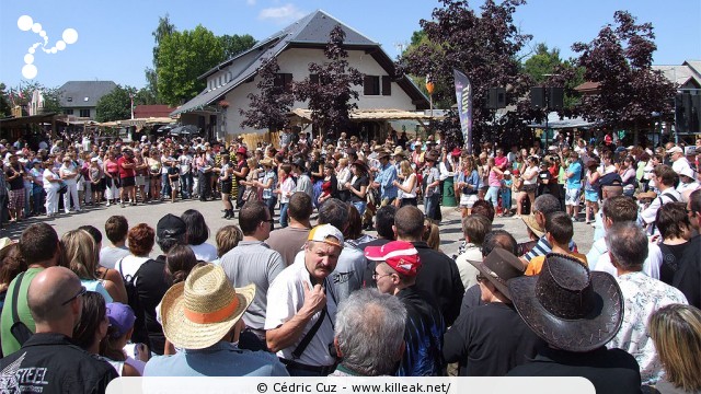 Fête western à 'Évires City', édition 2011 - les sam. 30 au soir et dim. 31 juillet 2011 toute la journée, Évires fait la fête sur le thème du western... – ... devant un public nombreux ! – « Fête western à 'Évires City', édition 2011 » – Spectacles et animations équestres, show de line-dance, concerts acoustiques de musique country. – mots associés : évires, fête, western