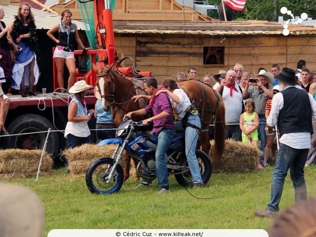 Fête western à 'Évires City', édition 2013 - les sam. 27 au soir et dim. 28 juillet 2012 toute la journée, Évires vit au rythme du western... – « Fête western à 'Évires City', édition 2013 » – Démonstrations de line dance, spectacle de french cancan, animations équestres. – mots associés : évires, fête, western