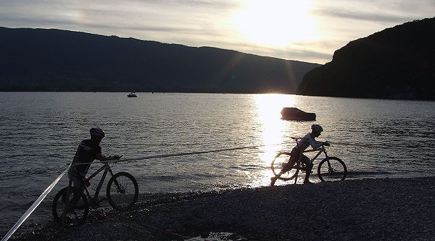 « Image du jour - 09/08/2008 / Coucher de soleil sur le lac d'Annecy lors du challenge Street VTT 2008 » —
