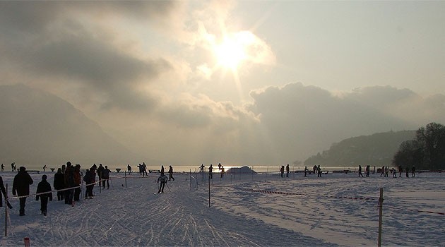 « Image du jour - 10/01/2010 - Compétition de ski de fond sur le Pâquier, Annecy, à l'occasion de fortes chutes de neige... » —